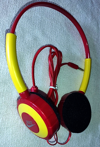 AURICULAR VINCHA ACOLCHADO EN CAJA - NIKE NK-135 CON MICRÓFONO , CABLE CINTA Y MUTE (ROJO-AMARILLO O NEGRO-VERDE SEGÚN STOCK) - Imagen 2