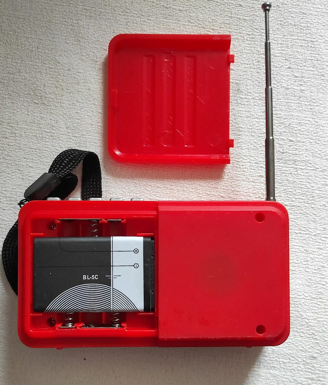 PARLANTE BT PORTATIL ch-101 KP-225BT CON PANEL SOLAR, LINTERNA LED ,BATERÍA RECARGABLE Y TAMBIÉN PILAS COMUNES - Imagen 4
