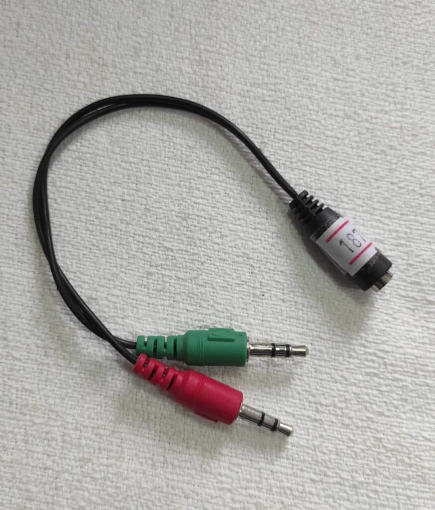 ADAPTADOR DE 2 PLUG 3.5 (MIC Y AUDIO) A MINIJACK 3.5 DE 3 CONTACTOS (MIC Y AUDIO)