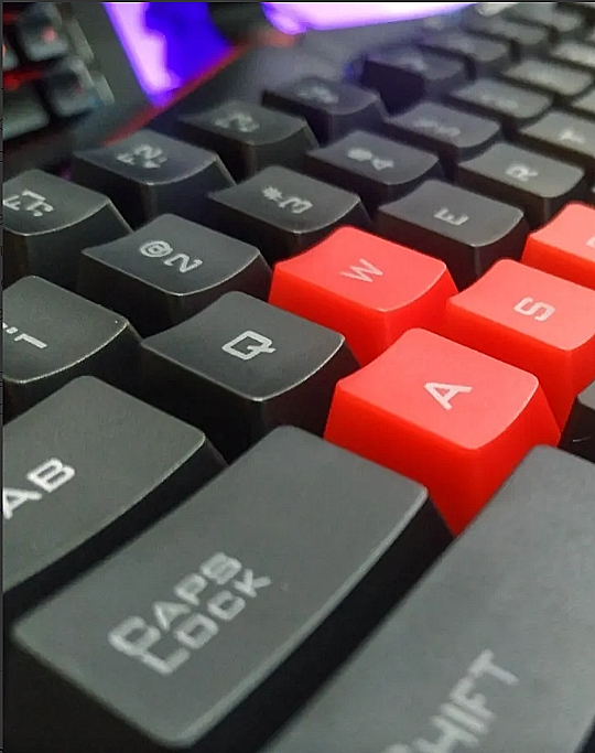 TECLADO Y MOUSE INALÁMBRICOS GAMER HK-6700 - SUPERFICIE METÁLICA - COLOR NEGRO TECLAS ROJAS PARA JUEGO - Imagen 4