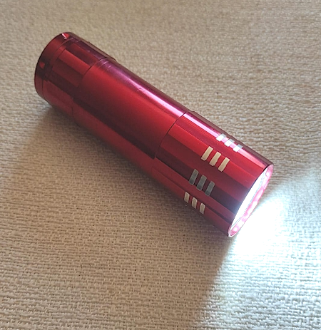 LINTERNA DE 9 LEDS, CUERPO DE ALUMINIO C/TAPA ROSCADA. USA 3 PILAS CHICAS-POTENTE Y PEQUEÑA (8CMX2CM) - Imagen 4