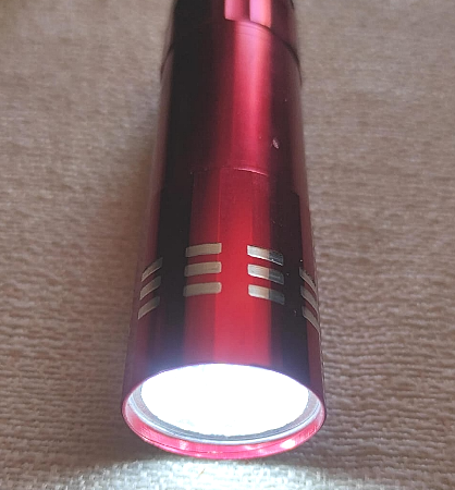 LINTERNA DE 9 LEDS, CUERPO DE ALUMINIO C/TAPA ROSCADA. USA 3 PILAS CHICAS-POTENTE Y PEQUEÑA (8CMX2CM)