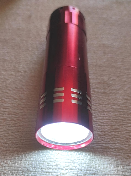 LINTERNA DE 9 LEDS, CUERPO DE ALUMINIO C/TAPA ROSCADA. USA 3 PILAS CHICAS-POTENTE Y PEQUEÑA (8CMX2CM)